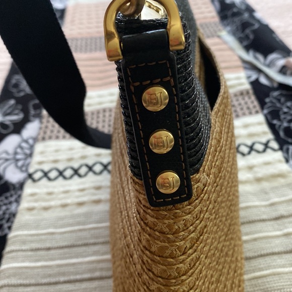 Eric Javits Crossbody. Tan/Black Woven Material. - Picture 10 of 13